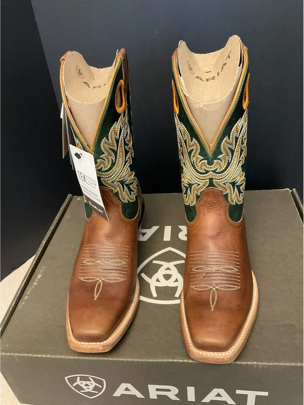 New! Mens Ariat Bronc Stomper Benedictine/Lucky Clover Western Boots. Size 9EE